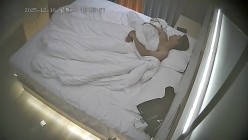 酒店偷拍年轻小伙把女友的逼逼擦干净狂舔后各种体位疯狂撞击干完不忘给逼逼拍照 截图15