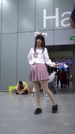 大神一路走一路抄底多位黑丝美女全是漂亮的小姐姐 截图1
