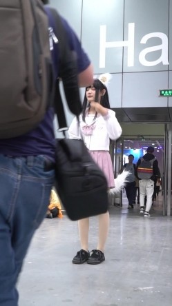 大神一路走一路抄底多位黑丝美女全是漂亮的小姐姐 截图4
