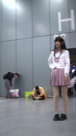 大神一路走一路抄底多位黑丝美女全是漂亮的小姐姐 截图6