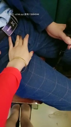 极品身材御姐【苍井户外骚】情人节约炮土豪粉丝停车场偷情玩刺激 穿着衣服站炮猛操 差点被发现 截图2