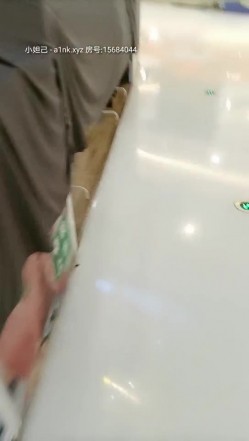 极品身材御姐【苍井户外骚】情人节约炮土豪粉丝停车场偷情玩刺激 穿着衣服站炮猛操 差点被发现 截图3