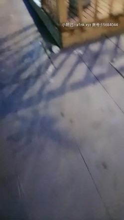 极品身材御姐【苍井户外骚】情人节约炮土豪粉丝停车场偷情玩刺激 穿着衣服站炮猛操 差点被发现 截图5