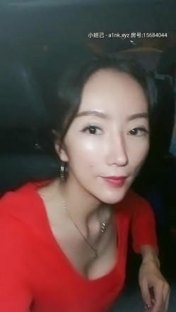 极品身材御姐【苍井户外骚】情人节约炮土豪粉丝停车场偷情玩刺激 穿着衣服站炮猛操 差点被发现 截图6