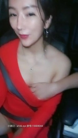 极品身材御姐【苍井户外骚】情人节约炮土豪粉丝停车场偷情玩刺激 穿着衣服站炮猛操 差点被发现 截图10