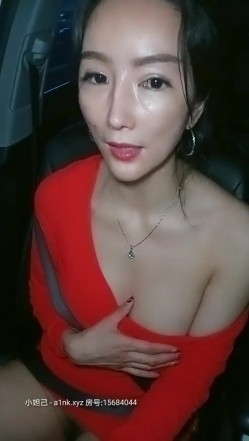 极品身材御姐【苍井户外骚】情人节约炮土豪粉丝停车场偷情玩刺激 穿着衣服站炮猛操 差点被发现 截图11