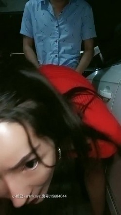极品身材御姐【苍井户外骚】情人节约炮土豪粉丝停车场偷情玩刺激 穿着衣服站炮猛操 差点被发现 截图16