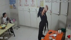 【破解摄像头】养生会所员工更衣室 各种丰满胸部黑丝美腿 截图1