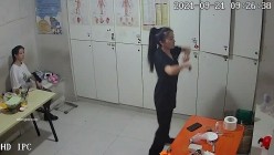 【破解摄像头】养生会所员工更衣室 各种丰满胸部黑丝美腿 截图2