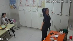 【破解摄像头】养生会所员工更衣室 各种丰满胸部黑丝美腿 截图3