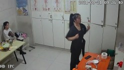 【破解摄像头】养生会所员工更衣室 各种丰满胸部黑丝美腿 截图4