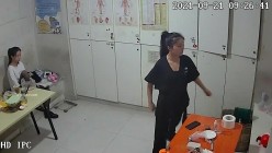 【破解摄像头】养生会所员工更衣室 各种丰满胸部黑丝美腿 截图5