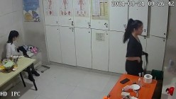 【破解摄像头】养生会所员工更衣室 各种丰满胸部黑丝美腿 截图6