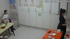 【破解摄像头】养生会所员工更衣室 各种丰满胸部黑丝美腿 截图7