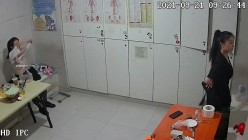 【破解摄像头】养生会所员工更衣室 各种丰满胸部黑丝美腿 截图8