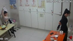 【破解摄像头】养生会所员工更衣室 各种丰满胸部黑丝美腿 截图9