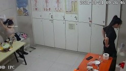 【破解摄像头】养生会所员工更衣室 各种丰满胸部黑丝美腿 截图10
