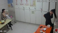 【破解摄像头】养生会所员工更衣室 各种丰满胸部黑丝美腿 截图11
