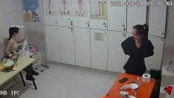 【破解摄像头】养生会所员工更衣室 各种丰满胸部黑丝美腿 截图12