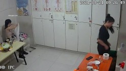 【破解摄像头】养生会所员工更衣室 各种丰满胸部黑丝美腿 截图13