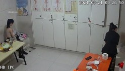 【破解摄像头】养生会所员工更衣室 各种丰满胸部黑丝美腿 截图14