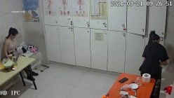 【破解摄像头】养生会所员工更衣室 各种丰满胸部黑丝美腿 截图15