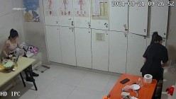 【破解摄像头】养生会所员工更衣室 各种丰满胸部黑丝美腿 截图16