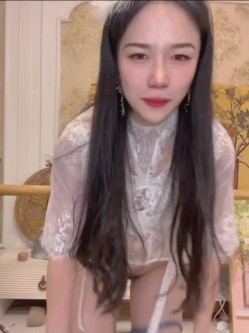 抖音小网红女神 稀有玩法 穿着牛仔裤户外喷尿 直播间上演喷泉 为什么她这么浪还这么多淫水 截图1