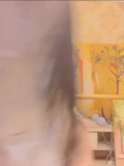 抖音小网红女神 稀有玩法 穿着牛仔裤户外喷尿 直播间上演喷泉 为什么她这么浪还这么多淫水 截图5