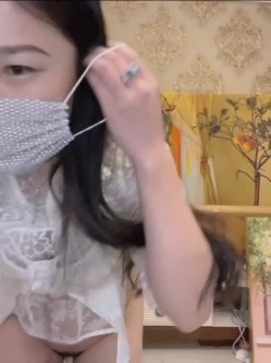抖音小网红女神 稀有玩法 穿着牛仔裤户外喷尿 直播间上演喷泉 为什么她这么浪还这么多淫水 截图6