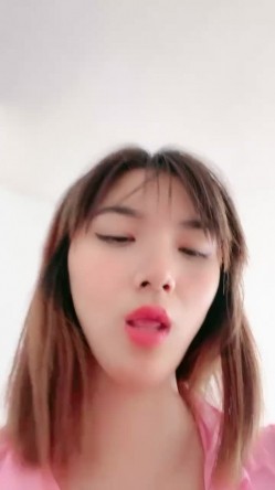 粉红护士装扮椅子上自慰掰穴，卫生间站立假屌入穴 截图6