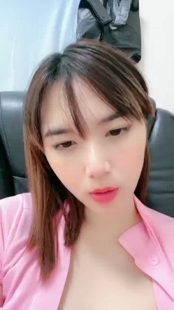 粉红护士装扮椅子上自慰掰穴，卫生间站立假屌入穴 截图16
