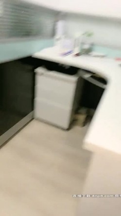 avove 晚上加班在公司干秘书，黑丝高跟制服诱惑，办公桌上激情抽插，开档黑丝足交深喉无毛逼，各种抽插直接内射 截图1