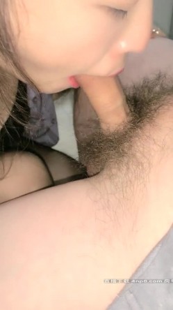 avove 晚上加班在公司干秘书，黑丝高跟制服诱惑，办公桌上激情抽插，开档黑丝足交深喉无毛逼，各种抽插直接内射 截图4