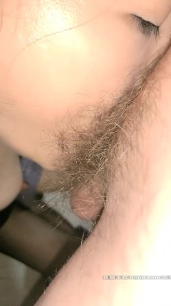 avove 晚上加班在公司干秘书，黑丝高跟制服诱惑，办公桌上激情抽插，开档黑丝足交深喉无毛逼，各种抽插直接内射 截图5
