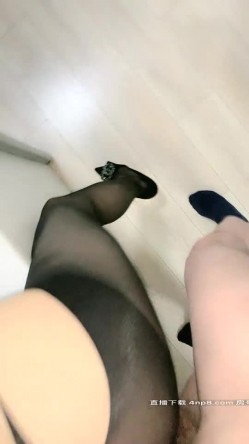 avove 晚上加班在公司干秘书，黑丝高跟制服诱惑，办公桌上激情抽插，开档黑丝足交深喉无毛逼，各种抽插直接内射 截图7