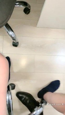 avove 晚上加班在公司干秘书，黑丝高跟制服诱惑，办公桌上激情抽插，开档黑丝足交深喉无毛逼，各种抽插直接内射 截图9