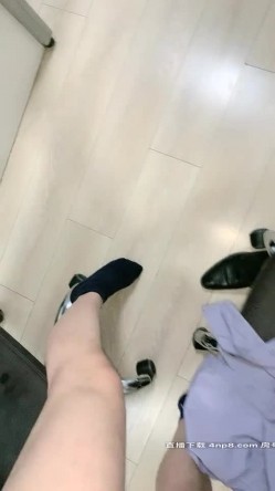 avove 晚上加班在公司干秘书，黑丝高跟制服诱惑，办公桌上激情抽插，开档黑丝足交深喉无毛逼，各种抽插直接内射 截图16