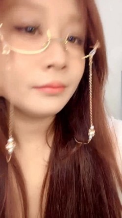 一看就很闷骚的极品少妇，黑丝OL诱惑全程露脸大秀直播，揉奶抠逼跳蛋塞逼里自慰呻吟，表情好骚精彩别错过 截图1