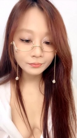 一看就很闷骚的极品少妇，黑丝OL诱惑全程露脸大秀直播，揉奶抠逼跳蛋塞逼里自慰呻吟，表情好骚精彩别错过 截图4