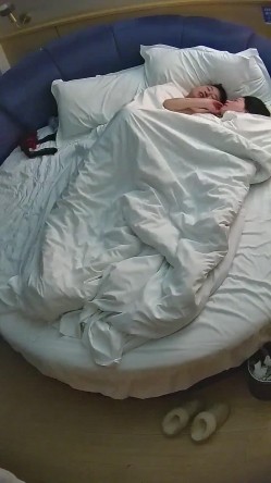 酒店偷拍白皙甜美女和纹身男友入住酒店三天吃饭日常啪啪 截图2