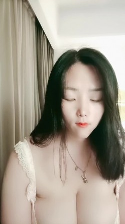 超级巨乳主播『椰汁西米露』高清源码录制35小时直播合集 无毛粉逼健身器材上甩大奶 截图3