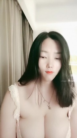 超级巨乳主播『椰汁西米露』高清源码录制35小时直播合集 无毛粉逼健身器材上甩大奶 截图4