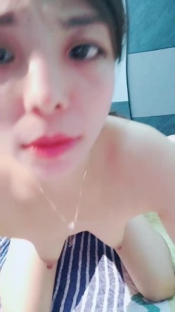 狂虐少妇4小时，全程露脸口交大鸡巴舔逼逼，先干她一炮再玩SM，逼逼奶子电击情趣，风油精倒入骚穴爽 截图2