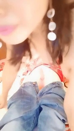 很有韵味的骚货少妇 床上给充气娃娃口交 女上位操充气娃娃边揉奶子 道具插逼自慰 来回抽插呻吟 非常精彩 截图1