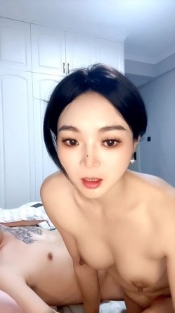 颜值不错的小少妇跟大哥激情啪啪，口活棒棒哒深喉舔弄大鸡巴，激情上位让大哥吃奶抠逼无套爆草内射中出好骚 截图8