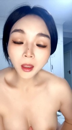 颜值不错的小少妇跟大哥激情啪啪，口活棒棒哒深喉舔弄大鸡巴，激情上位让大哥吃奶抠逼无套爆草内射中出好骚 截图12