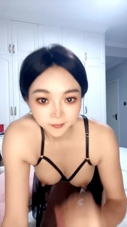 颜值不错的小少妇跟大哥激情啪啪，口活棒棒哒深喉舔弄大鸡巴，激情上位让大哥吃奶抠逼无套爆草内射中出好骚 截图15