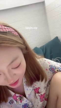 最顶级校花来了！美到炸～【甜甜】，清纯小妹妹，要把自己给插得翻白眼了，太爽太刺激了！ 截图2
