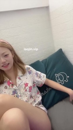 最顶级校花来了！美到炸～【甜甜】，清纯小妹妹，要把自己给插得翻白眼了，太爽太刺激了！ 截图5